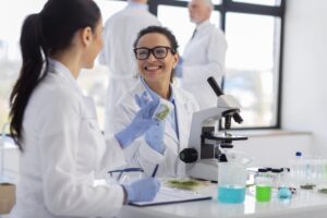 Biólogo precisa de CNPJ? Entenda quando abrir empresa
